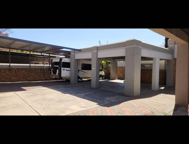 6 BEDROOM HOUSE FOR SALE IN SECUNDA CENTRAL